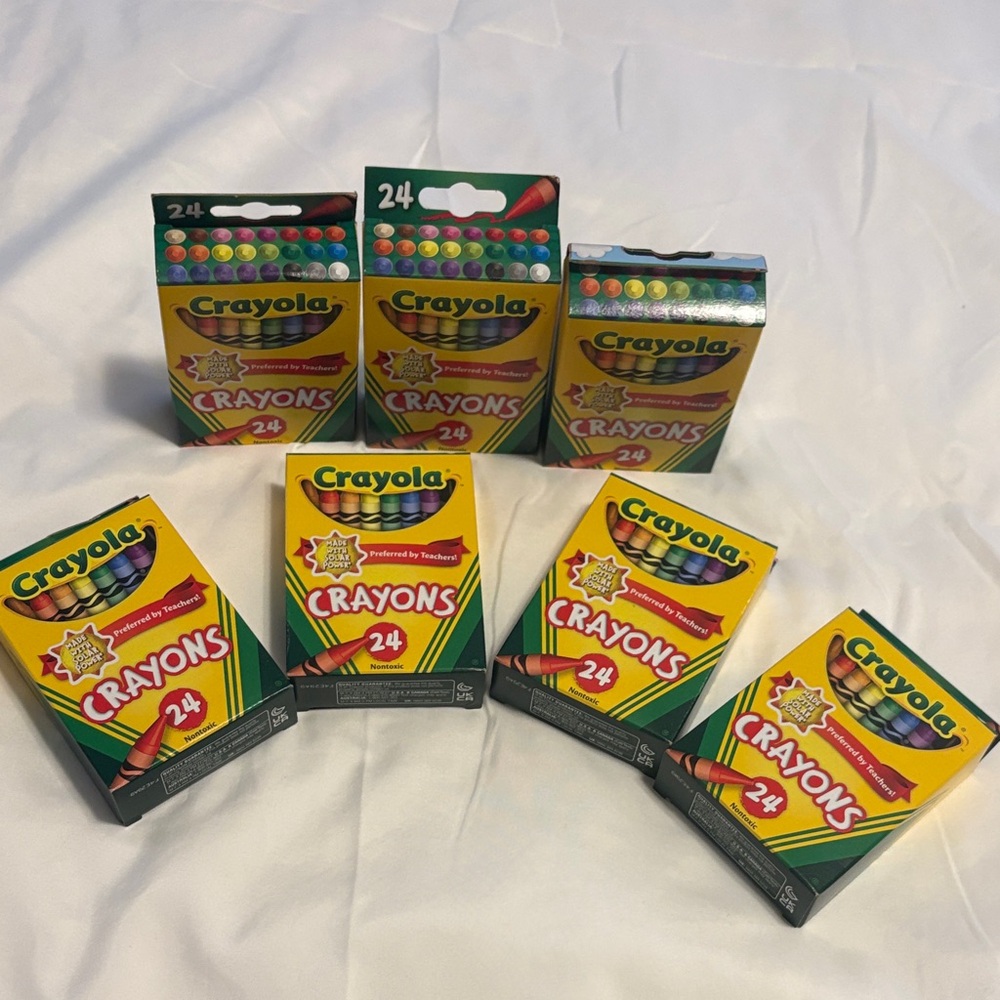 7 packs of Crayola 24-Count Classic Crayons - Yellow/Green Packaging
